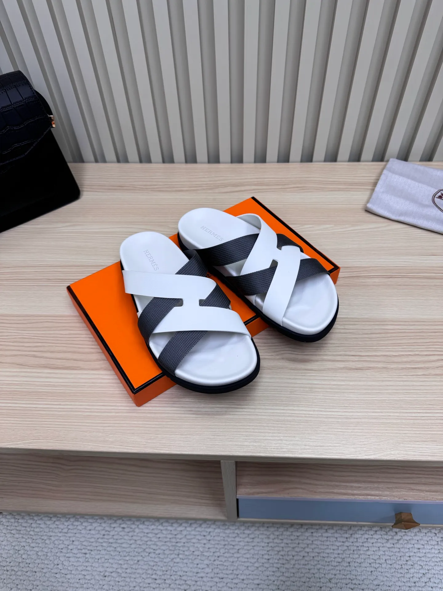 👟👟Ex-factory price 502👟👟 (Top version) Hermes 🐎The extremely popular couple's second uncle slippers/the latest snake print sandals and slippers, paired with various colorful socks, so trendy!  ———————— Upper: imported cowhide/sheep leather/cloth/palmprint leather lining: imported cowhide/sheepskin outsole: Tpu non-slip and wear-resistant outsole Female size: 35-42 (40.41.42 non-returnable and non-exchangeable) Male code: 39-45 (45 non-returnable and non-exchangeable)
